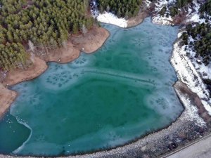 Yozgat’ta donan gölet kartpostallık görüntüler oluşturdu