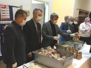 Rektör Uysal’dan öğrencilere çorba ikramı