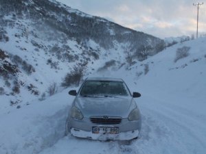 Bayburt’ta kar, tipide araçlarıyla mahsur kalan vatandaşlar kurtarıldı
