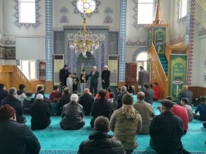 Sevgi evindeki çocuklar öğle namazında buluştu