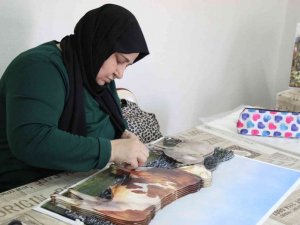 Selçuklu ve Osmanlı mimarisine dayanan rölyef sanatı Mardinli kadınların elinde