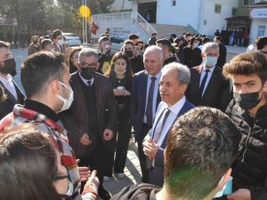 Başkan Akkaya teneffüste öğrencilerle buluştu