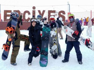 Dünyaca ünlü sanatçı Inna, Erciyes’te kayak yaptı