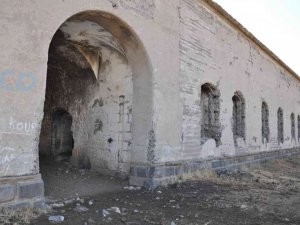 Kars tabyaları yok oluyor