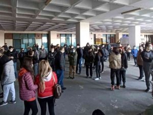 Edirne’de korkutan görüntü: Binlerce kişi Kovid testi için hastaneye akın etti