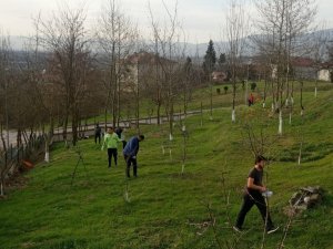 Gençler huzurevinin bahçesini temizledi