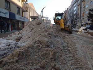 Hakkari belediyesinden buz ve karla mücadele çalışmaları