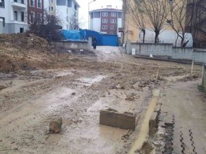 İnşaattan yola inen çamur vatandaşın tepkisine neden oldu