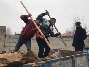 Iğdır’da tezek yakma geleneği devam ediyor