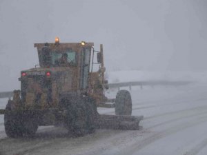 Erzincan’da kar ve tipiden 38 köy yolu ulaşıma kapalı bulunuyor