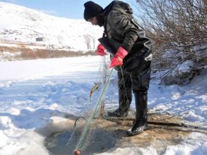 Yüksekova’da buz tutan derede kazma ve kürekli ’Eskimo usulü’ balık avı