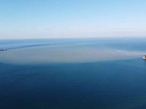 Çamurlu su denizin rengini değiştirdi