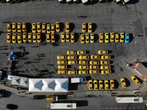 Yüzlerce taksici kontak kapatarak Üsküdar’da kan bağışında bulundu