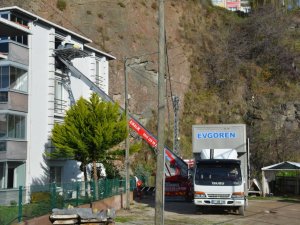 Kaya parçasının zarar verdiği binadaki hane sakinleri tahliye edildi