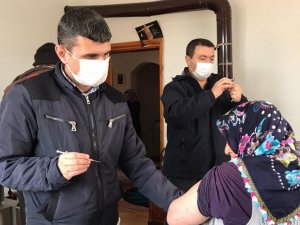 Sağlık çalışanlarının köylerdeki aşı çalışması sürüyor