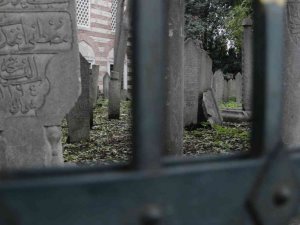 İstanbul’un göbeğinde tarihi mezarlıklar yok oluyor