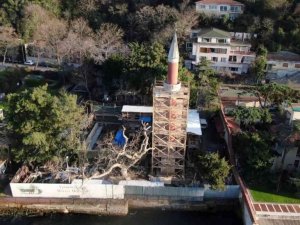 Üsküdar’da yanan tarihi Vaniköy Camii’ndeki restorasyon çalışmaları havadan görüntülendi