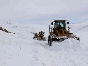 Van Büyükşehir Belediyesi çetin kış şartlarına meydan okuyor
