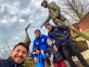 Ünlü oyuncu Karacabey’in doğal güzelliklerini gezdi