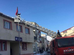 Karlıova’da buz sarkıtları, itfaiye ekibi tarafından temizleniyor