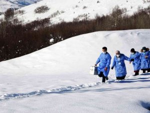 Muş’ta sağlık çalışanları aşı için karlı dağları aşıyor