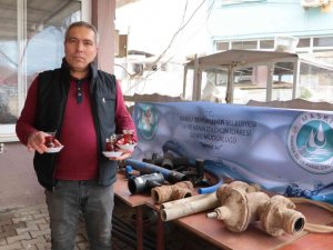 Eski içme suyu boruları mahallede sergilendi