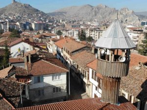 Bir asırlık cami ahşap minaresi ile dikkat çekiyor