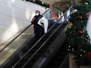 Kaliforniya’da kapalı mekanlarda maske takma zorunluluğu bir ay daha uzatıldı