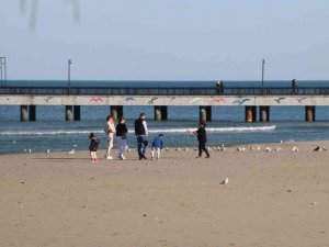 Samsun’da sıcaklık 20 dereceyi görünce sahiller şenlendi
