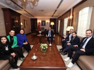 Bakan Çavuşoğlu, Dr. Sadık Ahmet’in ailesini kabul etti