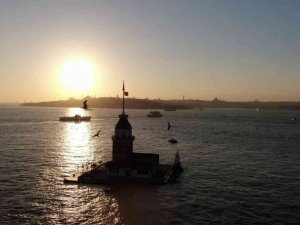 Kız Kulesi’nde gün batımı kartpostallık görüntüler oluşturdu