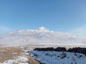Ağrı Dağı beyaz gelinliği ile görenleri büyülüyor
