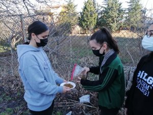 Öğrenciler sokak hayvanlarını unutmadı