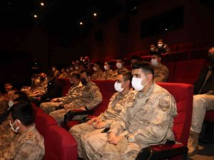 Jandarma personeli “Kesişme: İyi ki Varsın Eren” filmini izledi