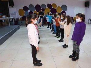 Esenyurt’ta çocuklar tiyatro eğitimi ile hem öğreniyor hem sosyalleşiyor