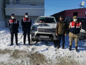 Avcı belgesi olamayan bir kişi avladı tavşanla jandarmaya takıldı