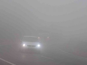 Yoğun siste karayolu adeta beyaza büründü