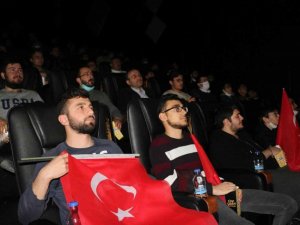 Öğrenciler Türk bayraklarıyla sinemada "Kesişme: İyi Ki Varsın Eren"i izledi