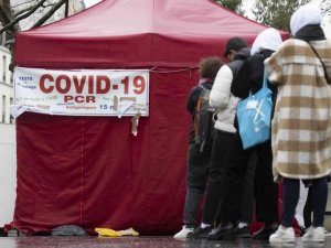 Fransa’da günlük vaka sayısı yeniden 300 bin üzerinde