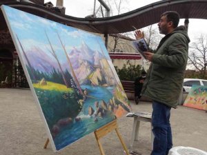 Sanatını sokaklarda icra ediyor