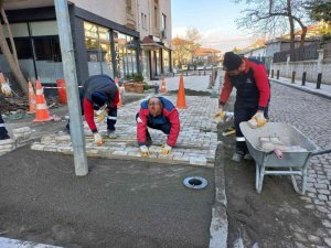 Kaldırımlarda düzenleme devam ediyor