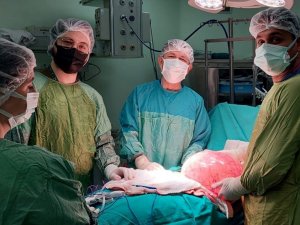 30 santimetrelik yumurtalık tümörü başarılı bir operasyonla çıkartıldı