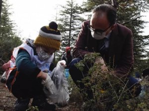 Bilecik Kent Ormanı’nda yüzlerce poşet çöp toplandı