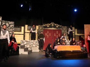 Van Büyükşehir Belediyesinin tiyatro günleri “Taziye” oyunu ile başladı