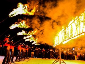 JAK timlerinin meşaleli kayak gösterisi nefes kesti