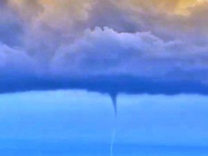 Denizde hortum oluştu, o anlar kameraya yansıdı