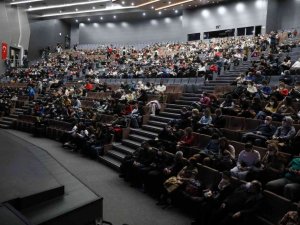 Usta tiyatrocular Başakşehir’de sahneye çıktı