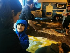 Kar yağışına hasret Marmarisliler, yağan doluda doyasıya eğlendi