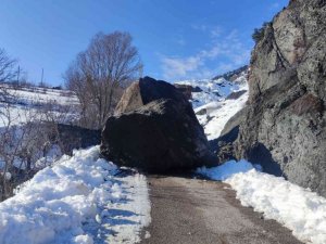 Dev kaya yola düştü, köyün ulaşımı kapandı