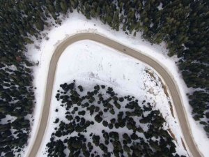 Kar manzarası ile mest eden Ilgaz Dağı, havadan görüntülendi